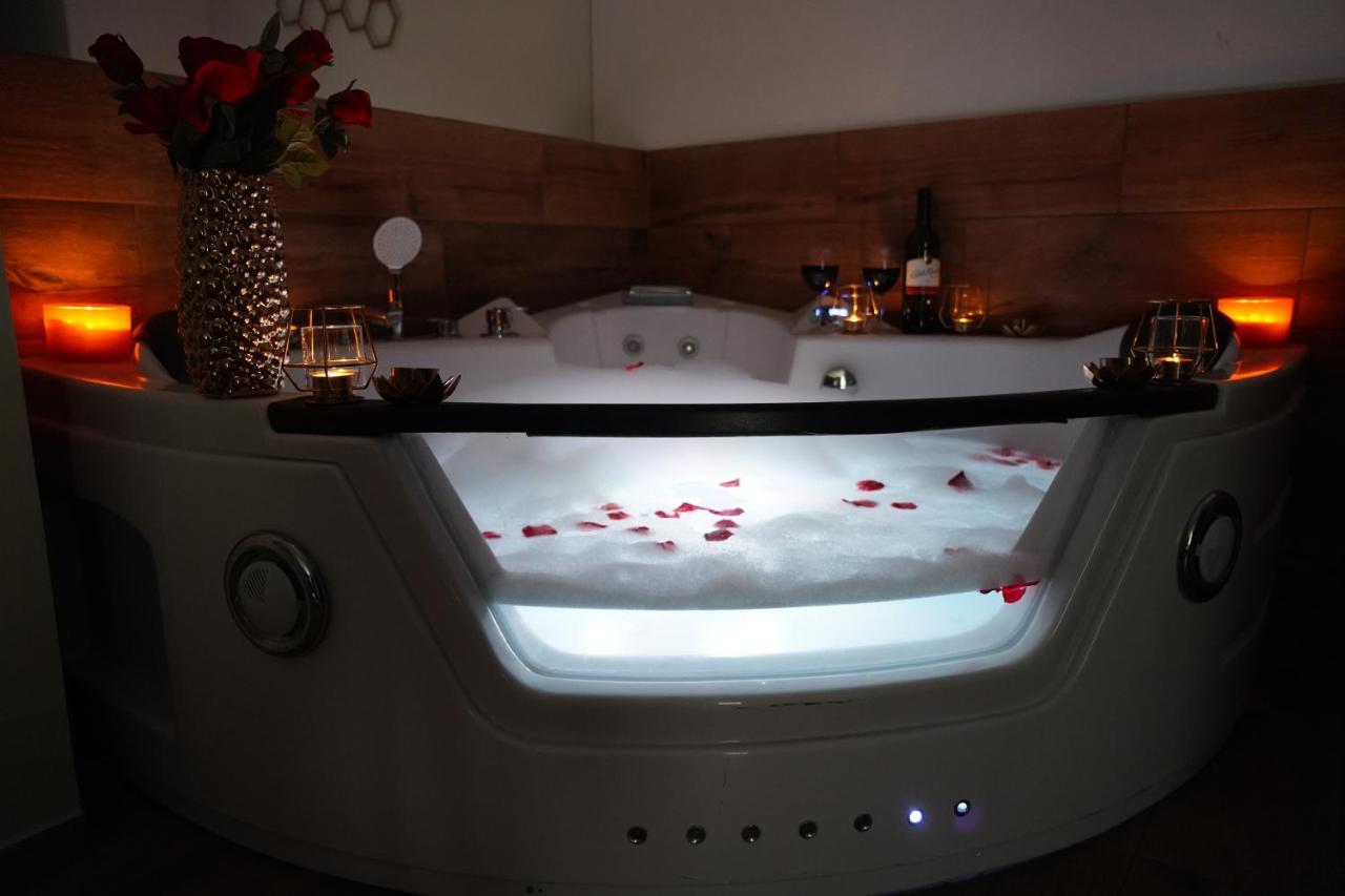 Jacuzzi Spa Apartment คราคูฟ ภายนอก รูปภาพ