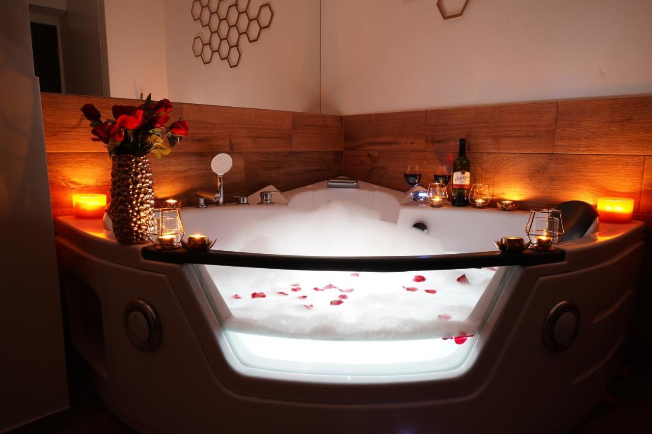 Jacuzzi Spa Apartment คราคูฟ ภายนอก รูปภาพ